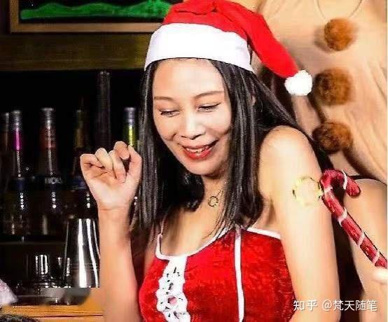 在真爱酒吧,客人最喜欢的陪酒就是劳荣枝,兼职客服