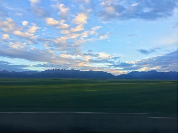 从西安坐动车到嘉峪关的路上,窗外拍下的风景,觉得很美.