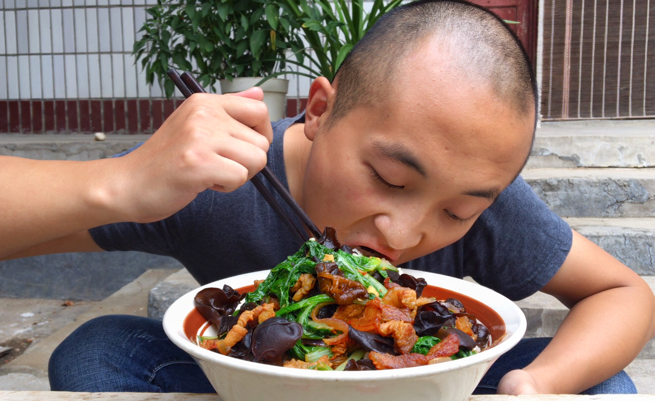 方哥吃排骨吃得香还有白菜炖豆腐粉条五花肉真香