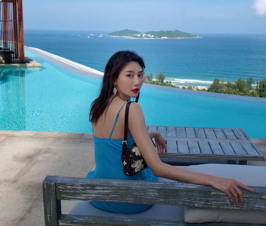 李斯羽气质开挂穿蓝色吊带裙出镜踩双毛拖鞋也是满满高级感