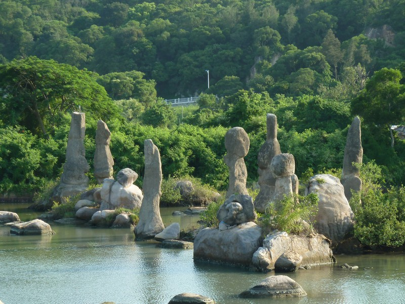 位于广东省汕头市的青石风景区,是一个被海湾包围的亚热带滨海自然