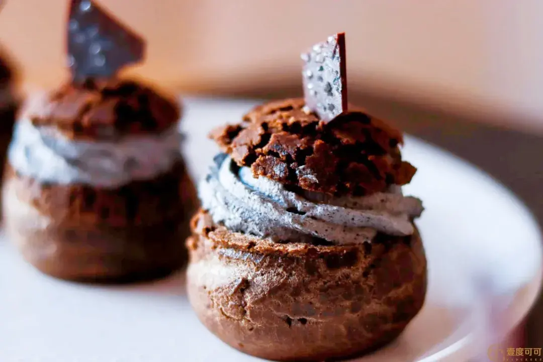 与众不同,风味独特的炭黑巧克力奶油泡芙制作.