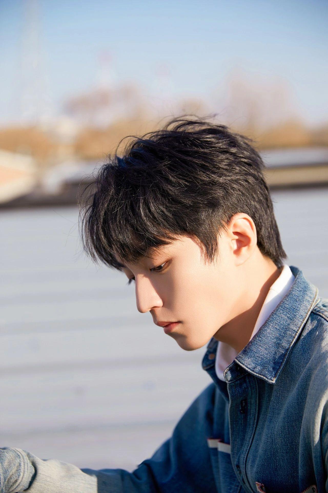 王俊凯壁纸侧颜太好看了吧优越的下颌线高挺的鼻梁让人心动