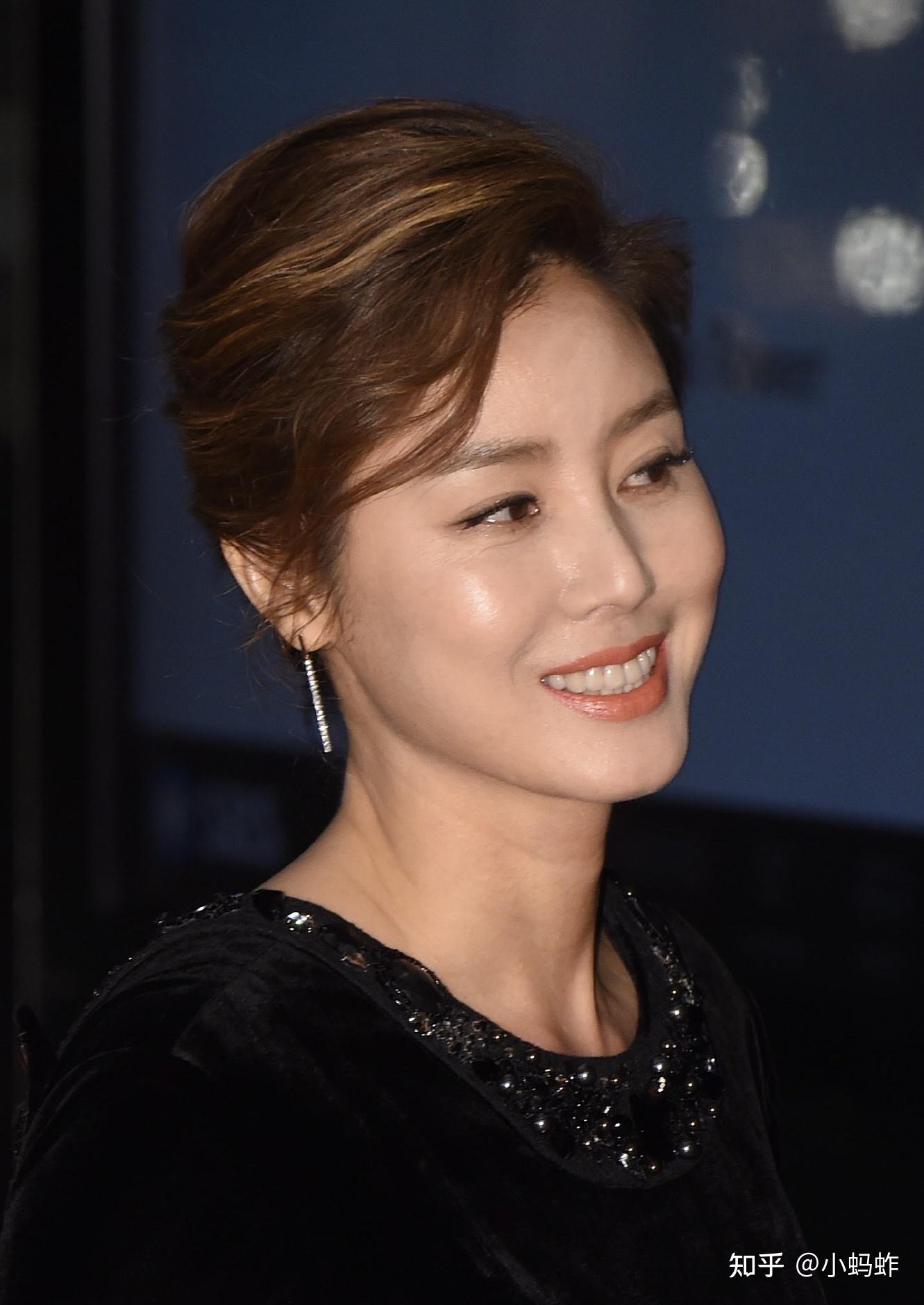 年青时适合大披肩长脸女性上了年纪什么发型合适