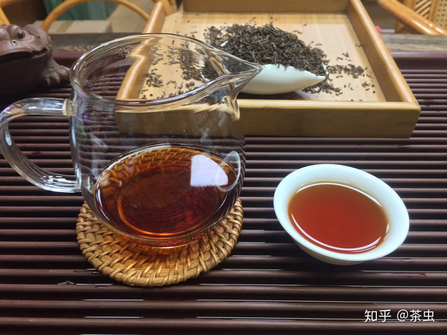 一个茶壶里面的水倾倒在茶杯里透明PNG素材