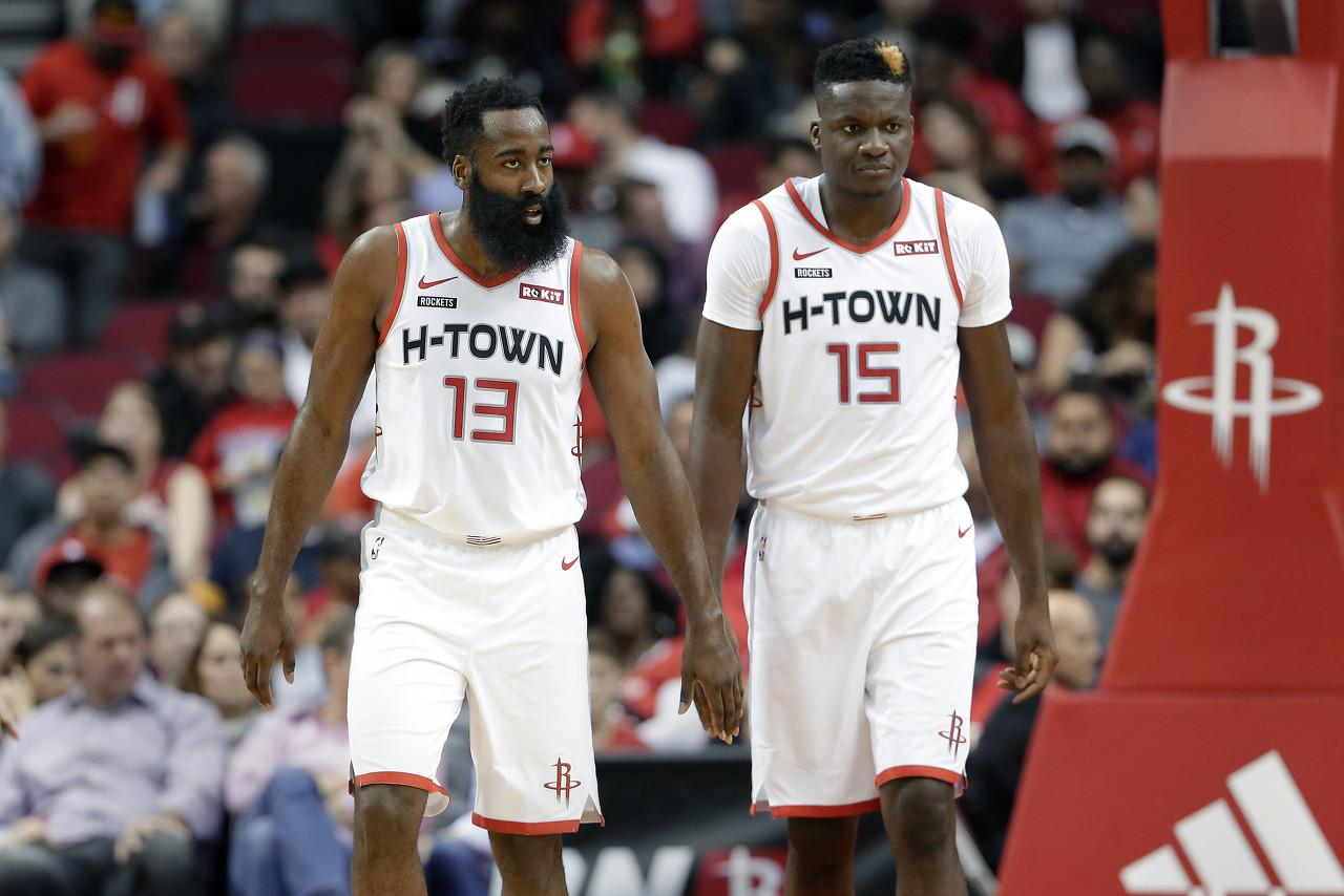 霍华德曾在为哈登掩护时故意失误卡佩拉在二人关系恶化时做调解