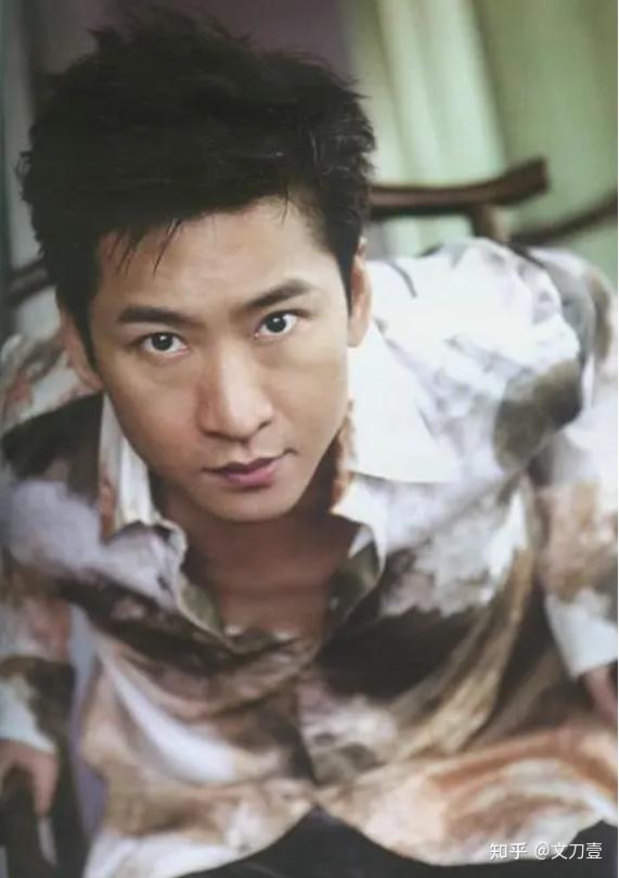 周杰是最调皮捣蛋的一个,四五岁就被送到了上海奶奶家,因为调皮,周杰