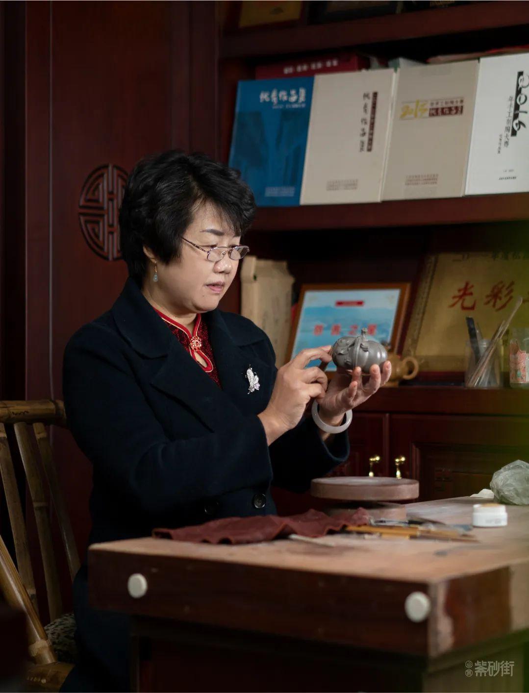 全国陶瓷行业技术能手储彩琴紫砂作品赏析