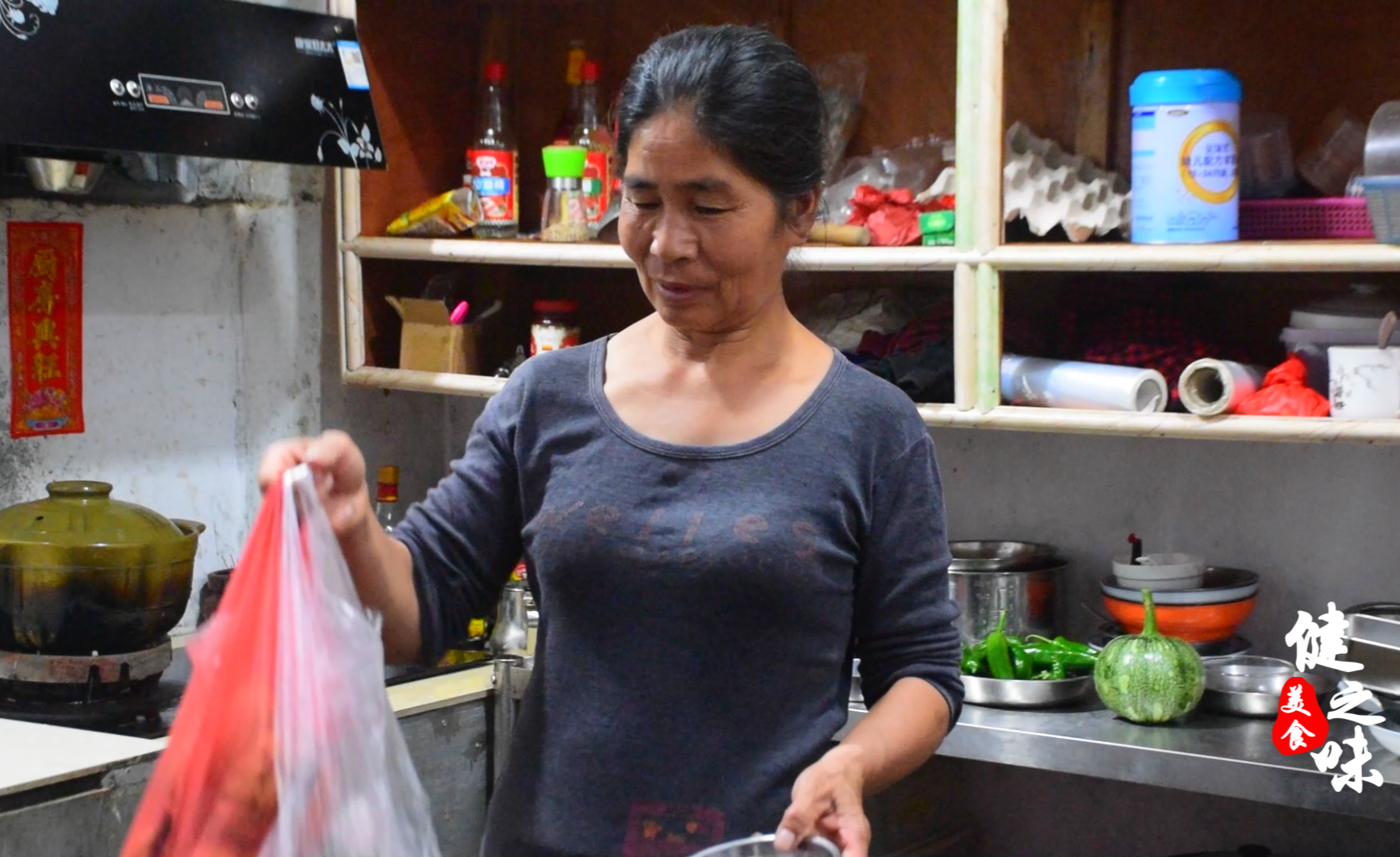 广东阿姨秘制电饭煲焖鸡,这个做法与众不同,看着好有食欲,馋人