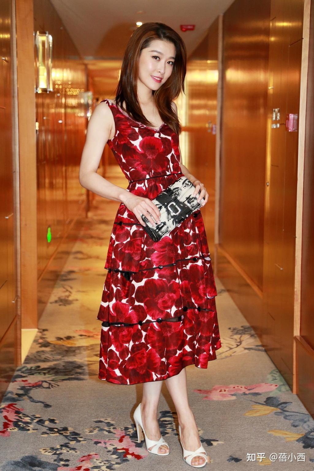 周丽淇穿衣真大胆,绿裙里面套蕾丝内搭秀身材,不愧是tvb花旦 - 知乎