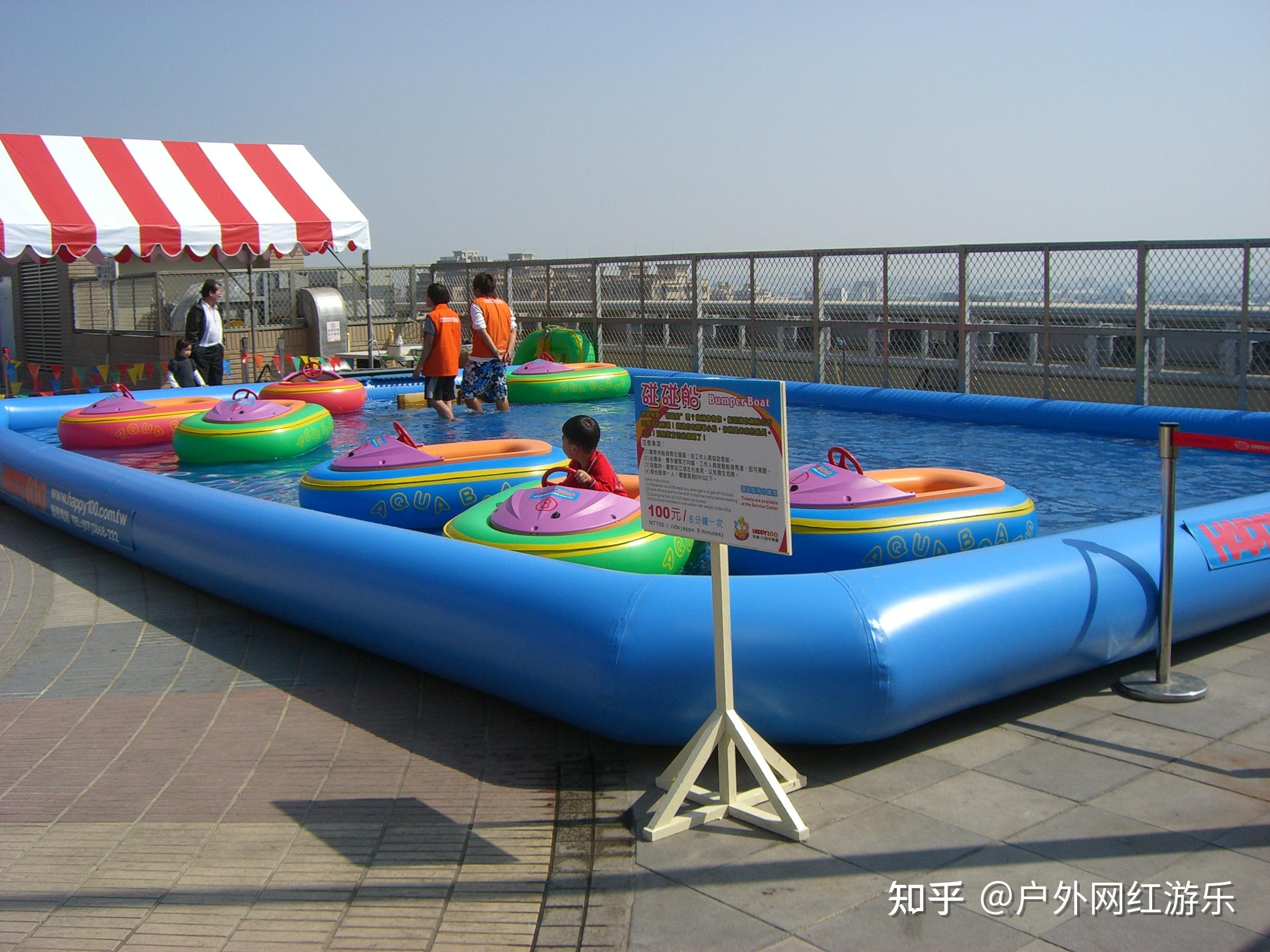 儿童充气水池摆在商场门口放上手摇船真好玩呀