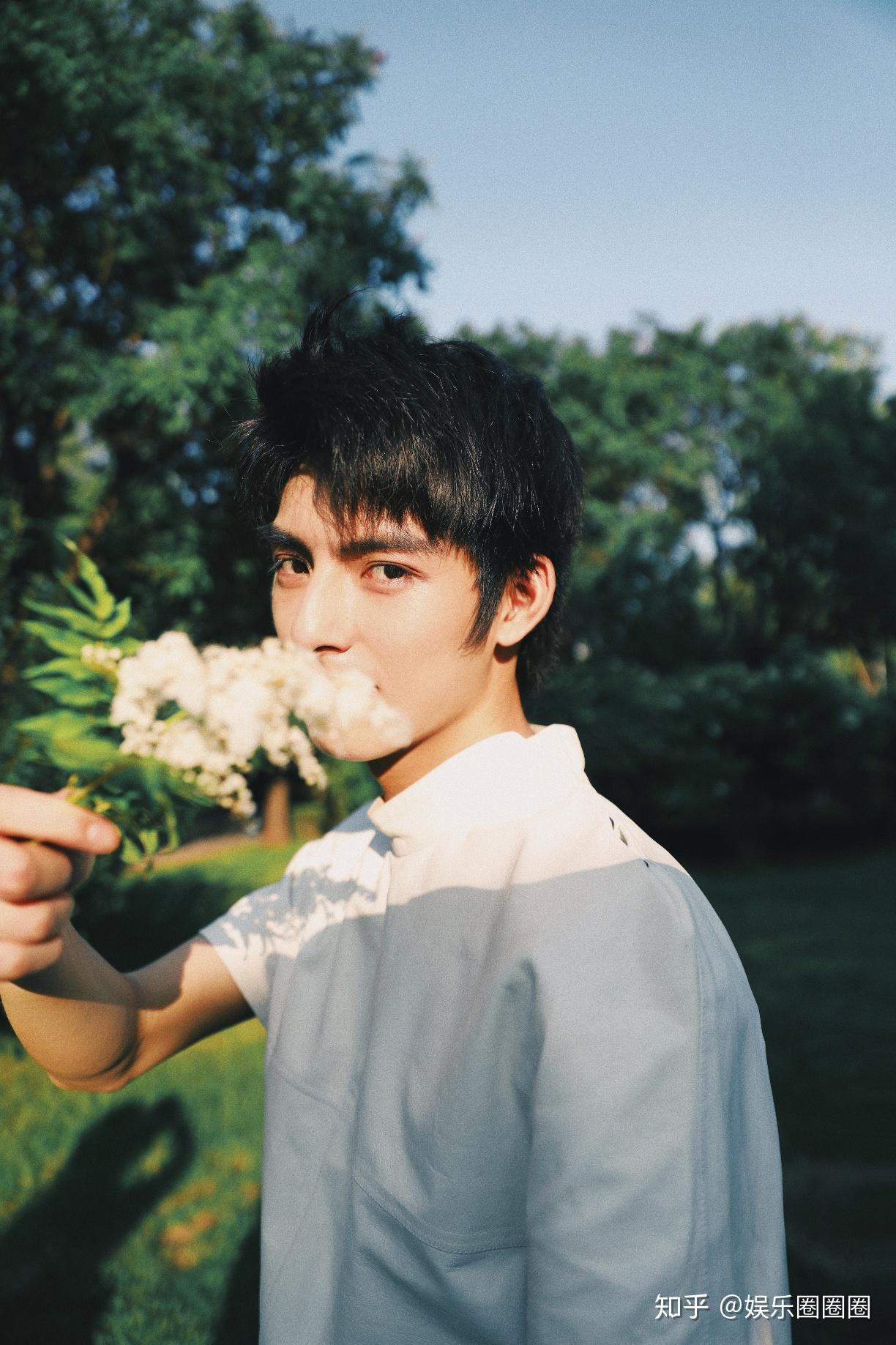 王皓轩西装写真曝光俊朗帅气眼镜杀变身雅痞绅士