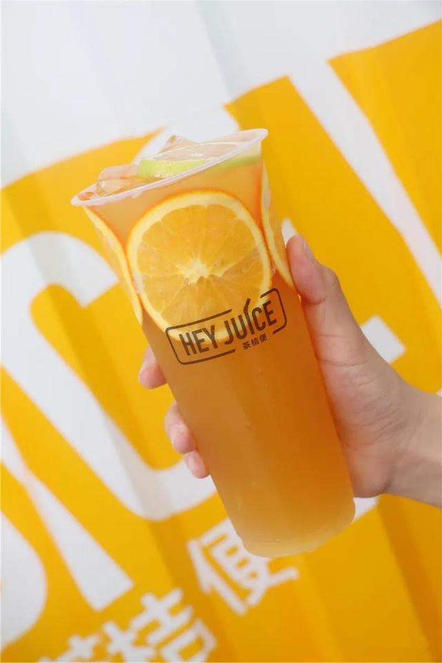 黄色的橙子总是带着活力散发出特有的清香气息这杯一定要pick鲜橙榨汁