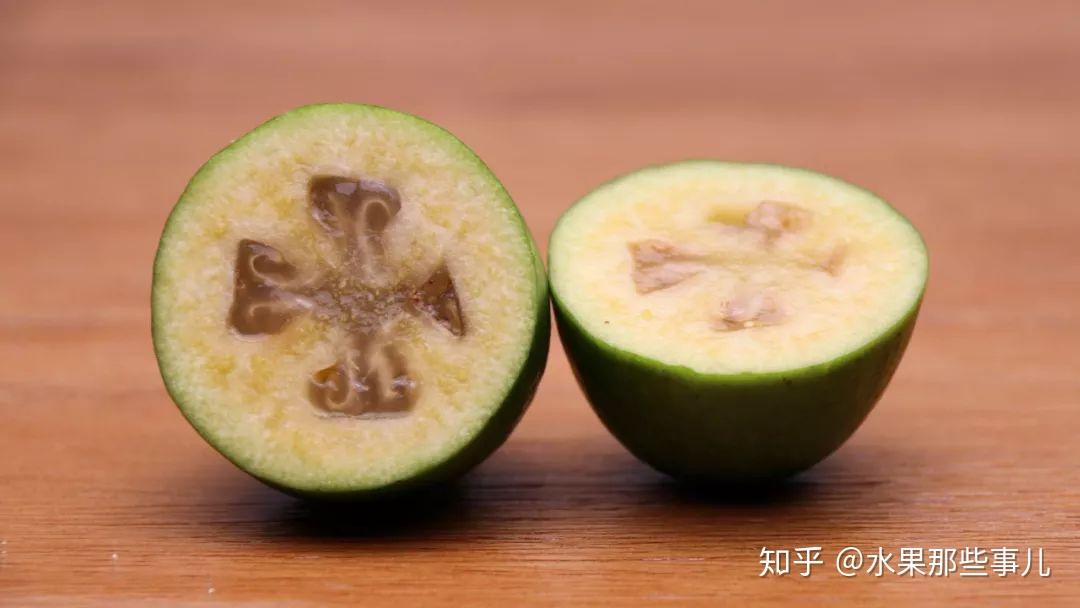 吃起来味道酸甜的斐济果，果肉口感还是沙沙的像梨一样 知乎