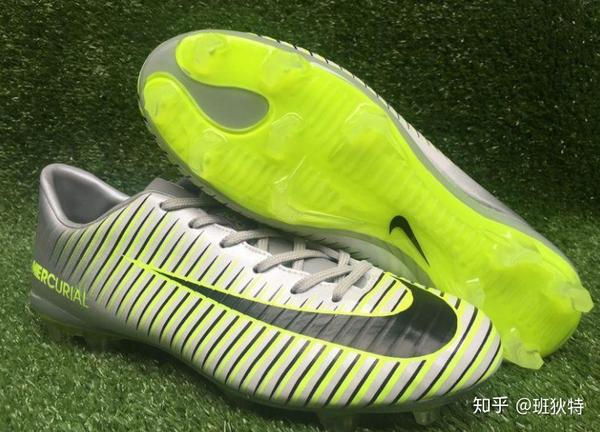 足球应该怎么买_塑料草皮批发厂家_塑料草皮应该买什么样的足球鞋呢