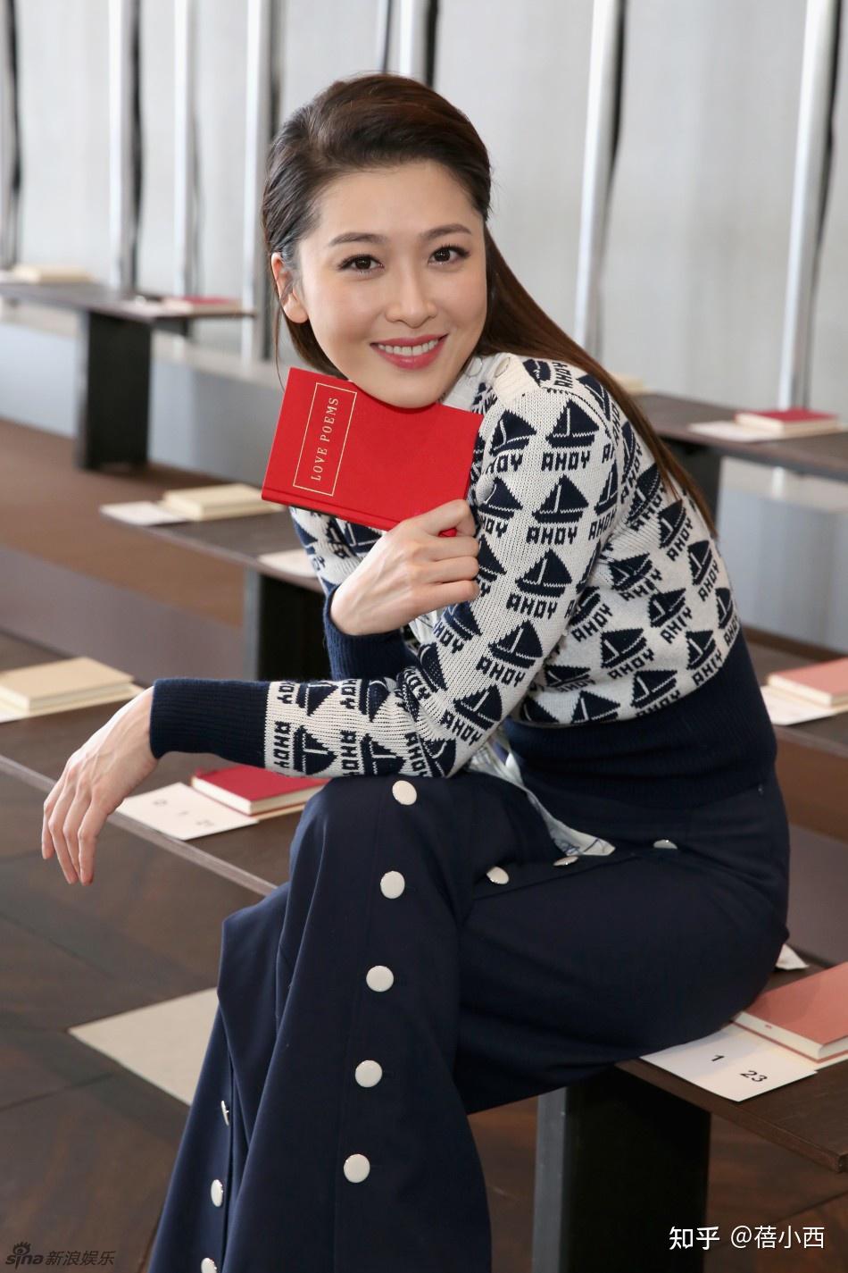 周丽淇穿衣真大胆,绿裙里面套蕾丝内搭秀身材,不愧是tvb花旦