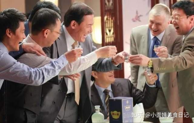 酒局上给人倒酒要注意:这3种行为不要有,虽是无心但不礼貌 - 知乎