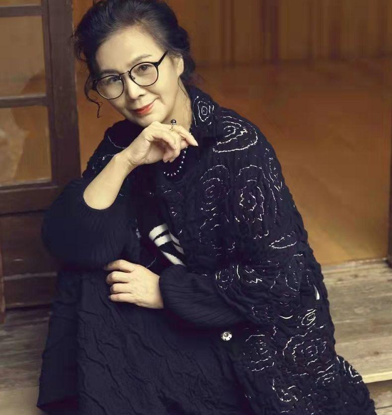 65岁阿姨老得优雅穿一身黑气质也高级被1米9儿子护着太惹人羡