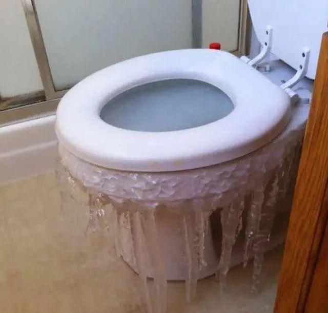 甚至连鱼缸都直接结冰;洗车场入口则是结满冰柱,宛如一座冰雪宫殿