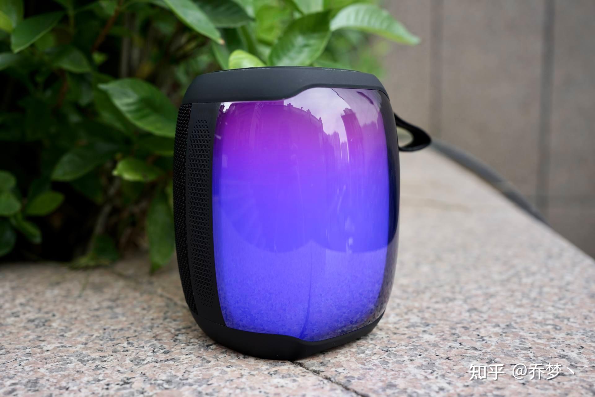 sanag塞那v12s pro蓝牙音箱外观是一个胖胖的小圆柱,显得格外的可爱