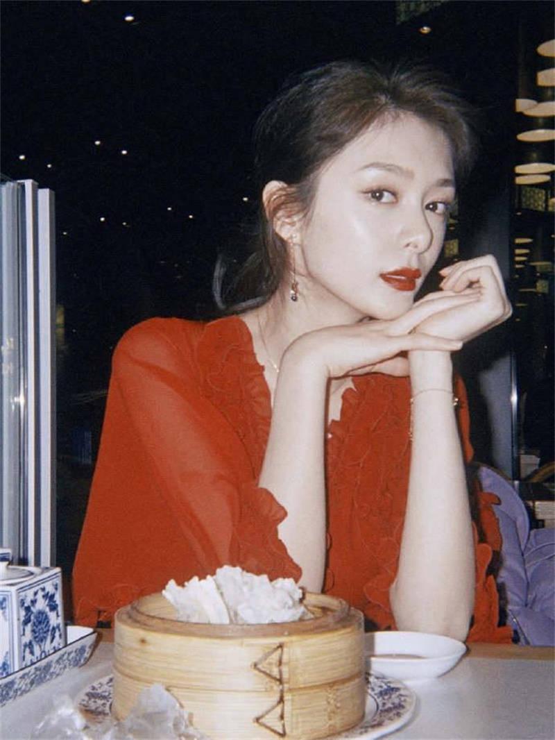 28岁的傅菁港风妆容仿佛置身80年代的香港吃着早茶