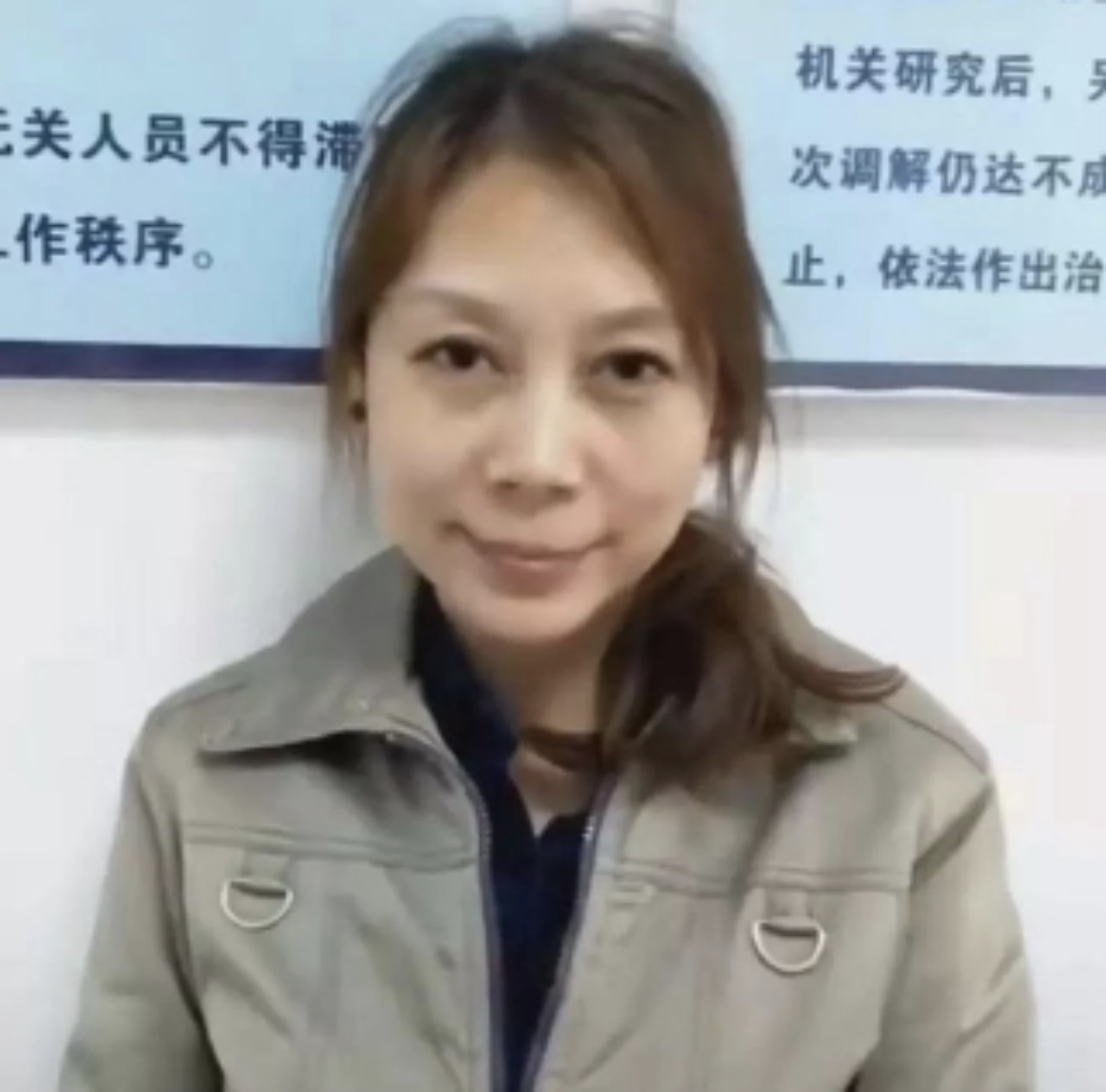 被捕的劳荣枝，对着镜头露出微笑