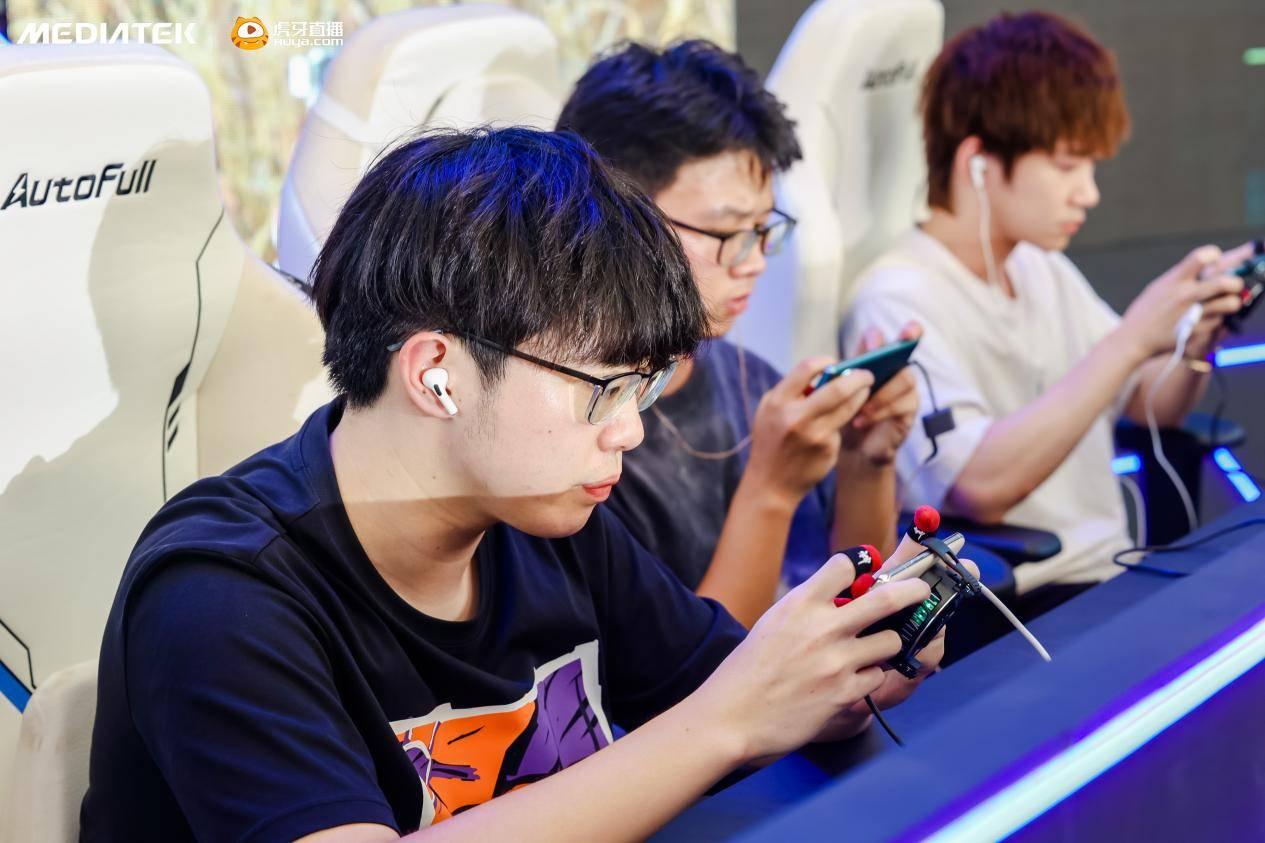 在"天玑空投日"活动中,"和平一哥"不求人和nv-xqf战队与现场观众组队