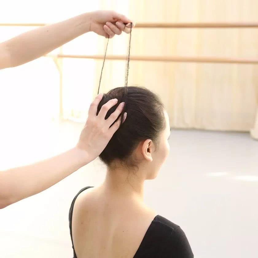 普通丸子头芭蕾盘发专业盘发是学好芭蕾的关键