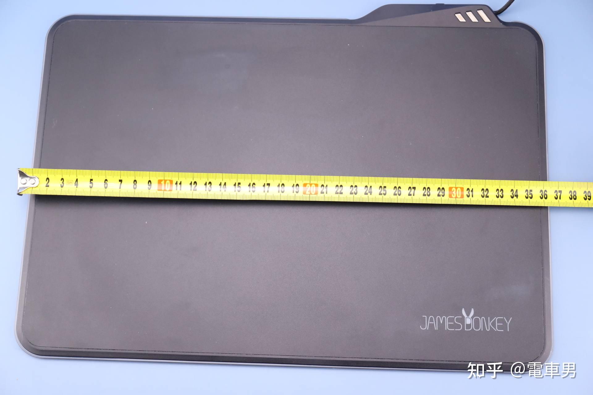 这款鼠标垫尺寸真心不小,长度36cm,宽度25cm可能很多小伙伴对尺寸没有