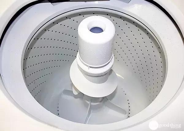 用毛巾蘸水刷洗一下搅拌叶表面可能积留脏污如果你家是搅拌式洗衣机