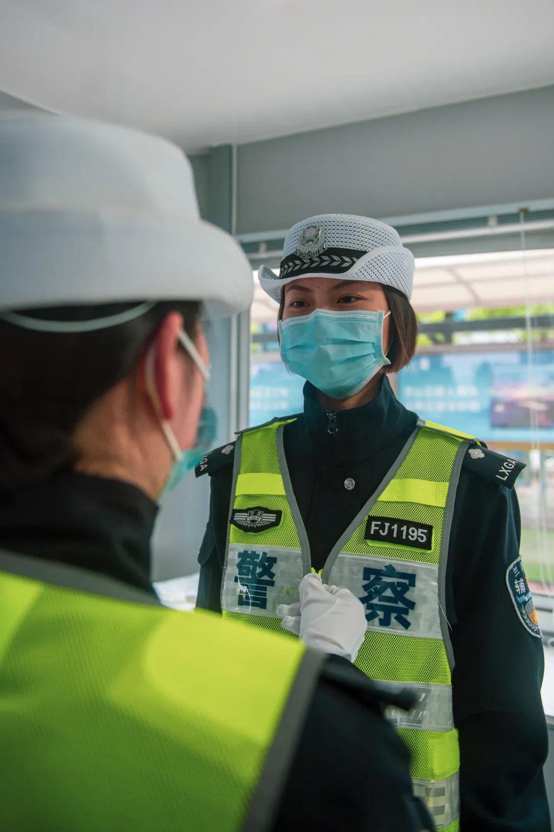 飒兰溪交警女子文明岗为文明城市构建靓丽风景线