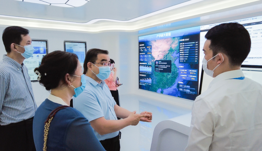 深圳市南山区委常委,常务副区长李小宁莅临维正集团调研指导