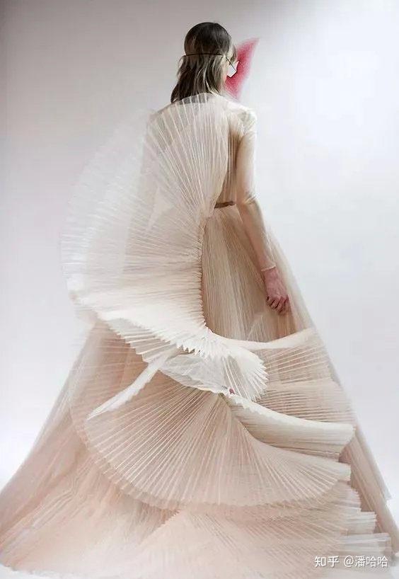 服装设计元素创造出各类肌理效果的压褶工艺