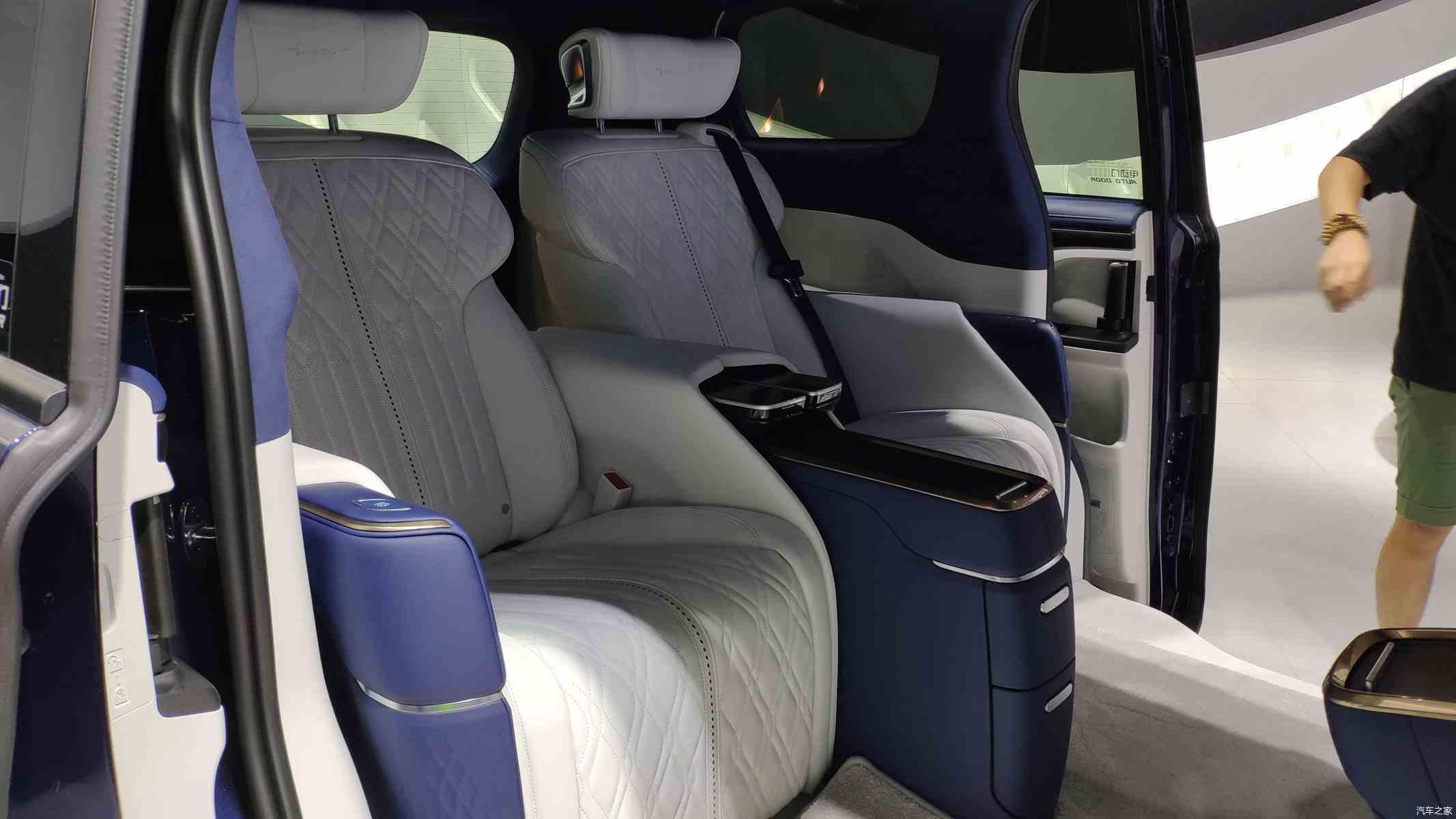 别克gl8avenir四座版实车亮相成都车展