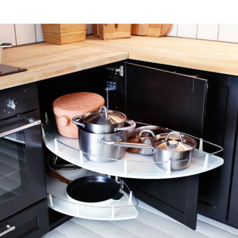 起来很不方便,所以五金都做的是能拉出来的款式,价格上比旋转拉篮要贵