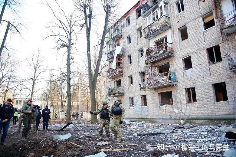 3月27日下午,俄军向哈尔科夫市区发射导弹,当地舍甫琴科区的一栋公寓