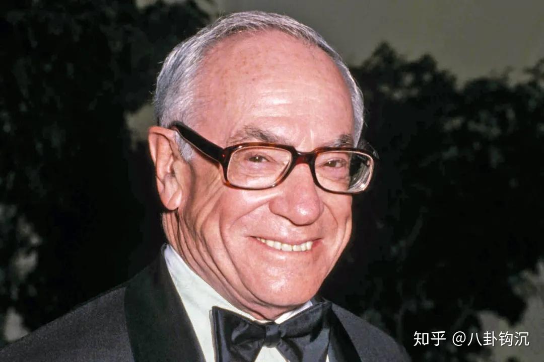 (马尔科姆·福布斯)斯科蒂还服务过fbi局长胡佛,不过这次他的角色不是