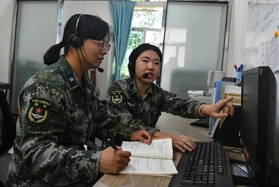 原来是陆军步兵学院的文职人员走在旅里就是一道