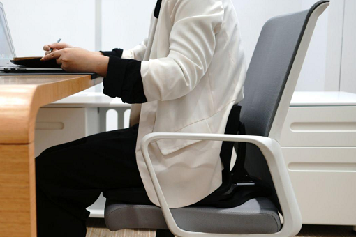 上班族长期久坐易便秘4大成因要避免