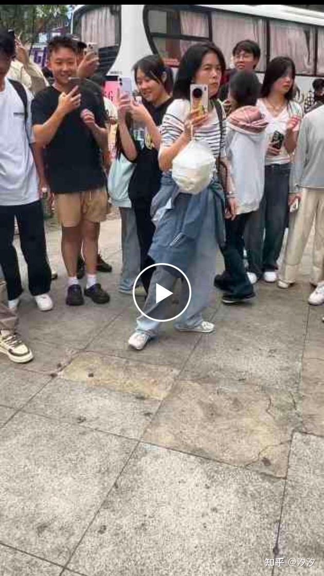 陷侵权争议的“仿王源”王扁现身南昌演唱会,喊口号发零食缓和粉丝情绪 - 知乎