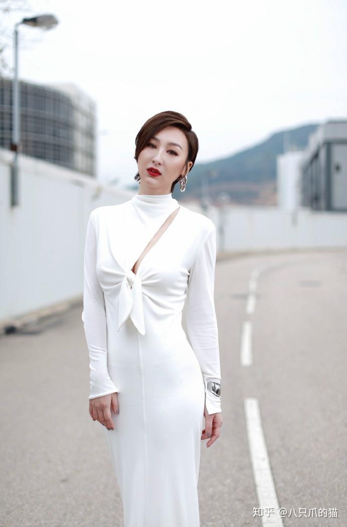 高海宁"翻红"后越发不羁,为证自己是港风女神,挑战"裂缝裙"