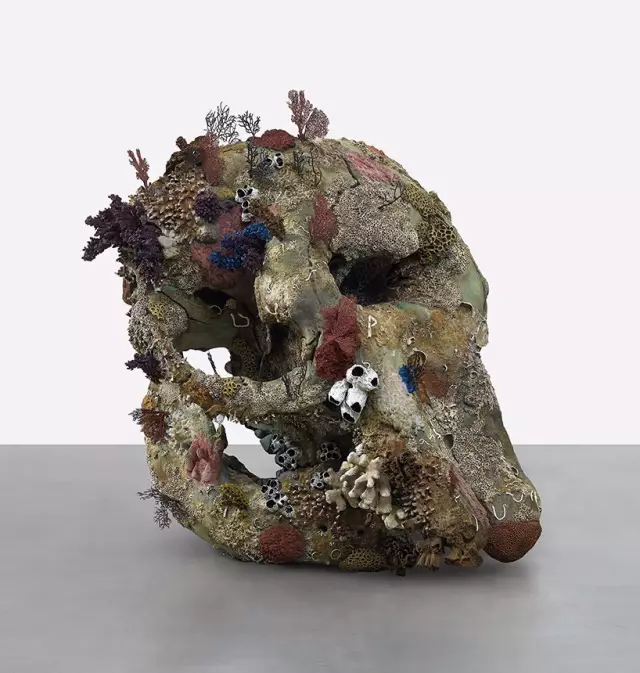 品 ▼白色的狮身人面像 ▼三个版本的人性裸体雕塑 ▼断头的美杜莎 ▼