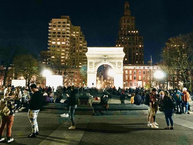 square park 华盛顿广场公园,背后为纽约地标建筑之一华盛顿广场拱门