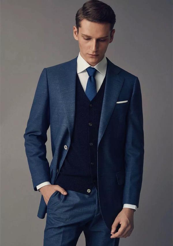 v领开衫搭配商务套装v领开衫在羊绒衫开衫种类中很常见,并且是最适合