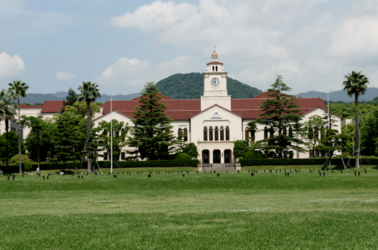 是一所坐落于大阪和神户之间地处日本兵库县西宫市的著名私立大学,由