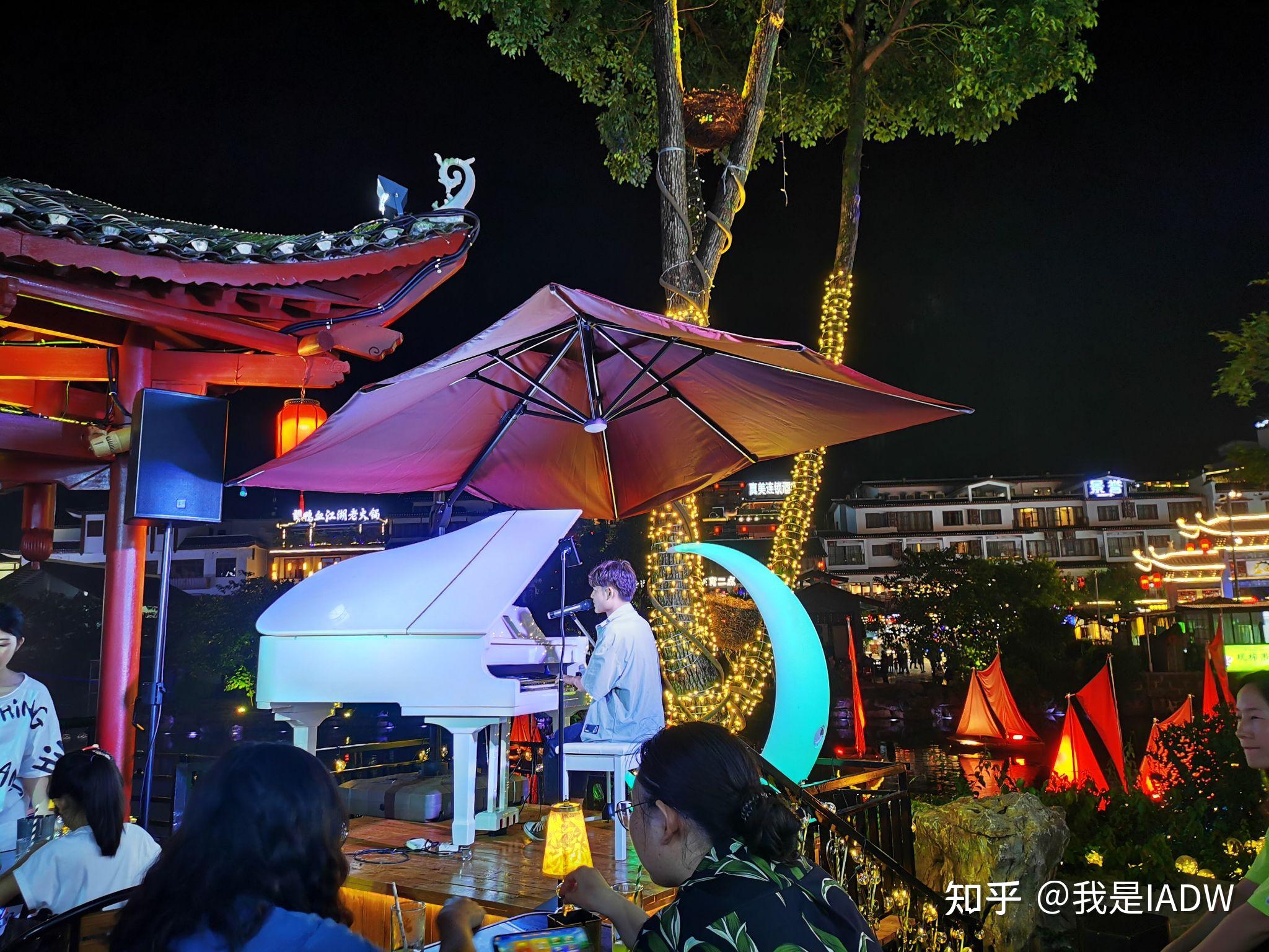 有各种各样的特色美食,有嗨翻天的酒吧,有文艺范的清吧,到阳朔,西街是