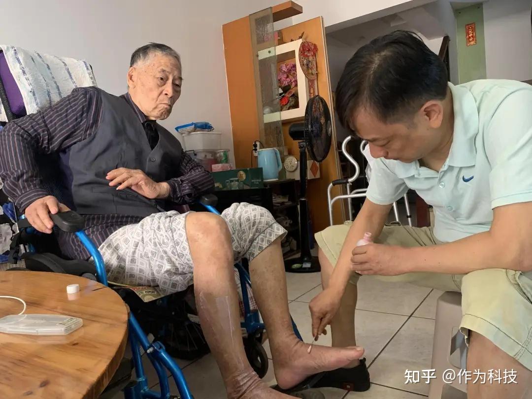 男子放弃6家公司照顾瘫痪父亲网友不辞职我就不孝了吗