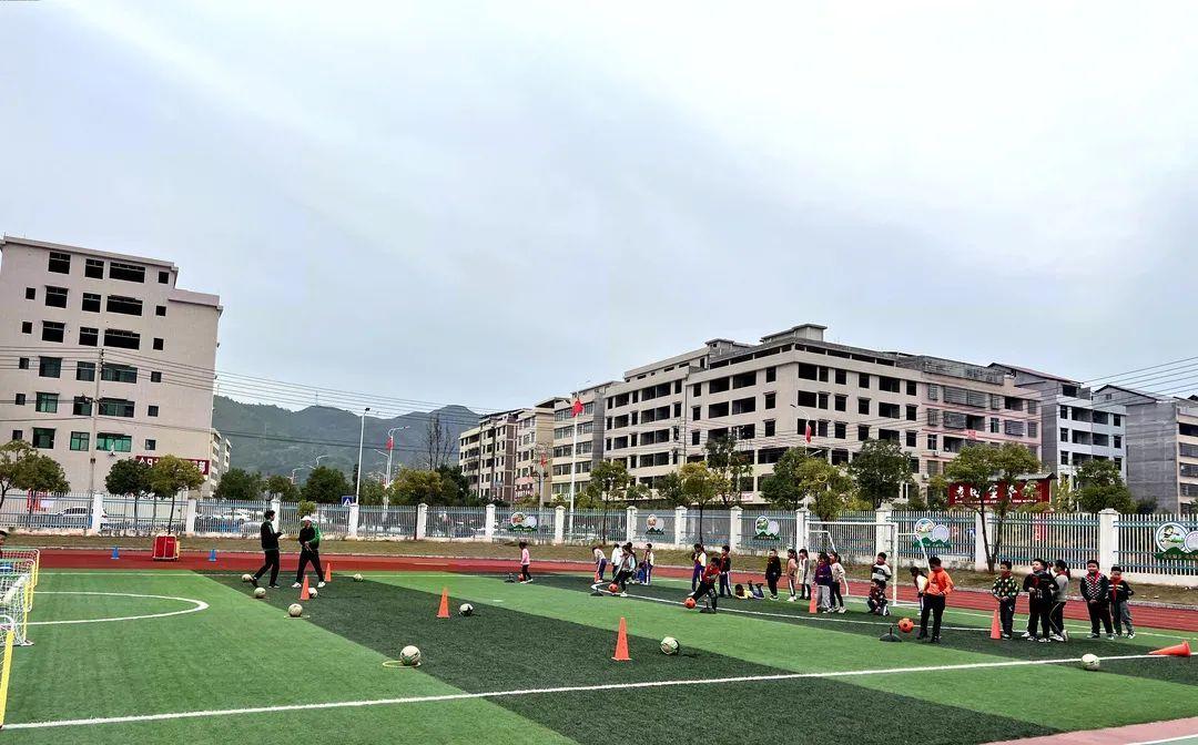 为瑞金市长征小学,红井幼儿园教师们带来了全新的足球思想意识,老师们