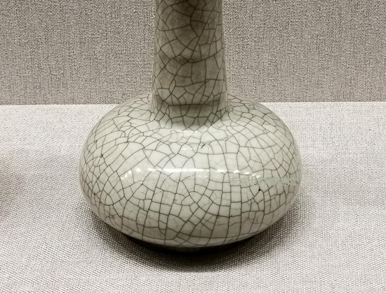 中国古美術品、宋代官窑瓷器、金丝铁线。高约24厘米。 中国古美術品、宋代官窑瓷器、金丝铁线。高约24厘米。