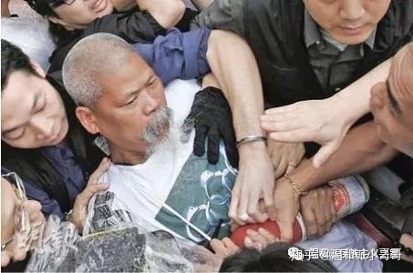 去靖国神社泼墨就是英雄谁掌握了媒体谁就掌握了真相中日韩自贸区多次